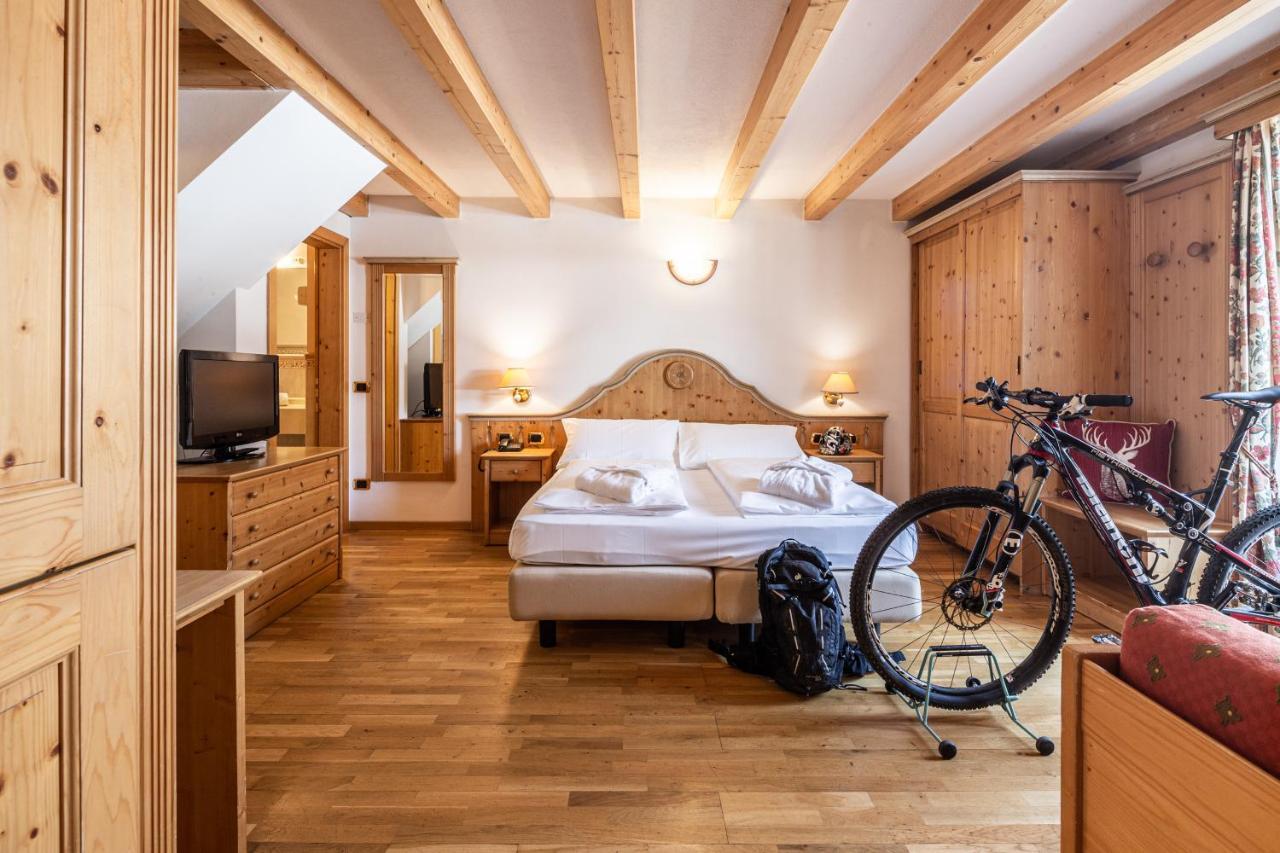 Hotel Soreghes Gran Chalet Campitello di Fassa Exterior photo