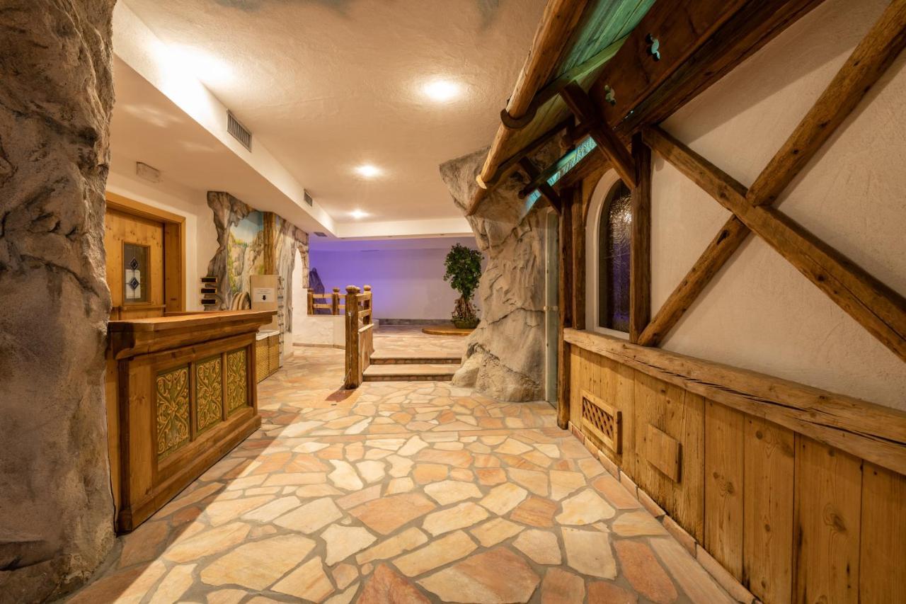 Hotel Soreghes Gran Chalet Campitello di Fassa Exterior photo