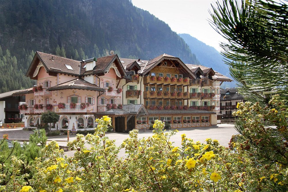 Hotel Soreghes Gran Chalet Campitello di Fassa Exterior photo