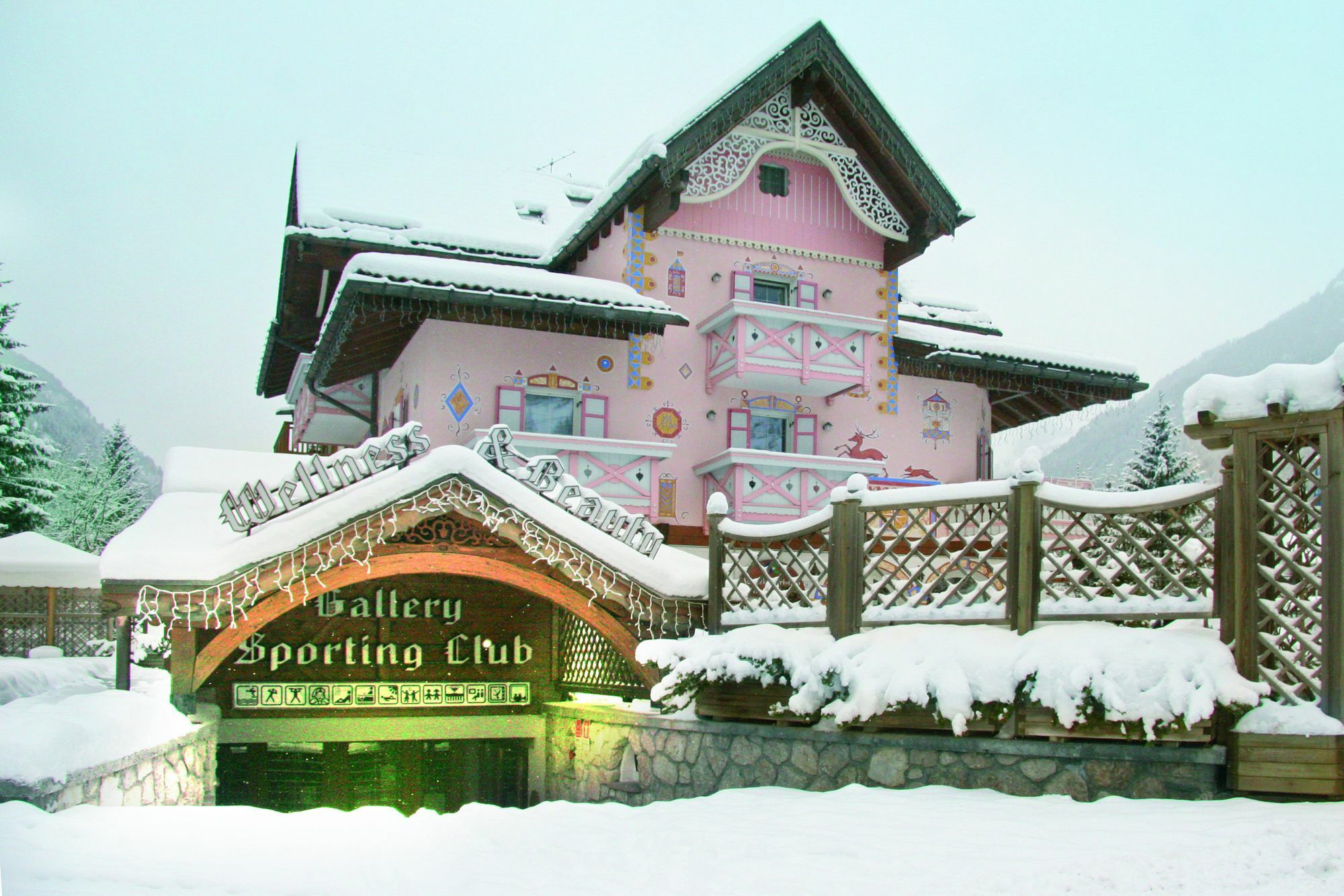 Hotel Soreghes Gran Chalet Campitello di Fassa Exterior photo